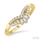 1/4 Ctw Chevron Center Baguette and Round Cut Diamond Wedding Band in 14K Yellow Gold